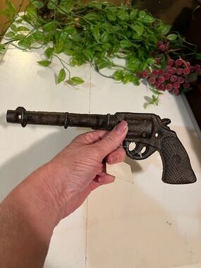 GUN KEY HANGER - Cast Iron - 3 Hooks - NWT - Tagged - Western Decor - Revolver